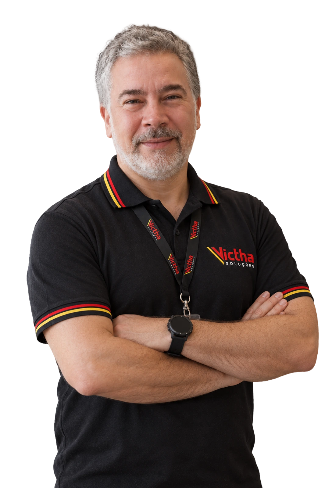 Julio com uniforme preto da Victha Soluções e braços cruzados